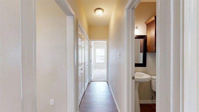 Building Photo - 609 Peyton St