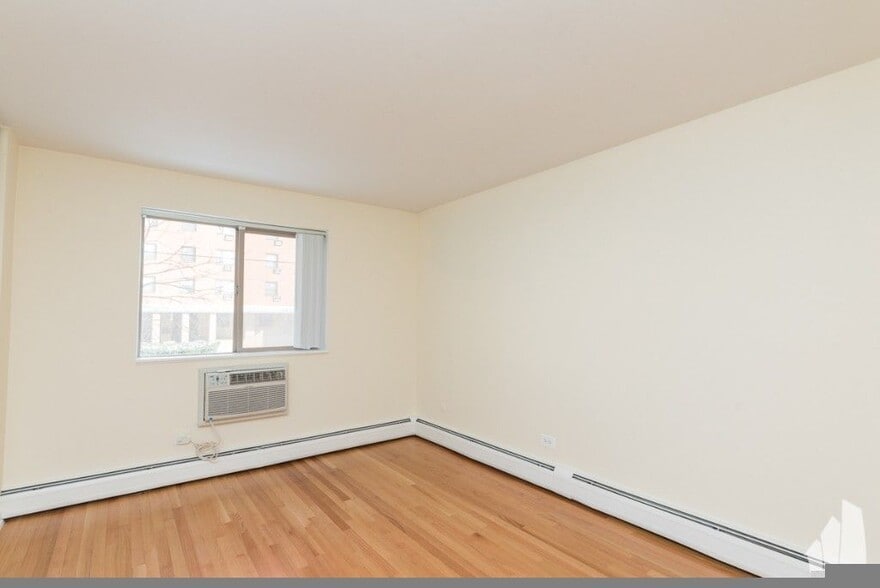 Building Photo - 5820 N Sheridan Rd