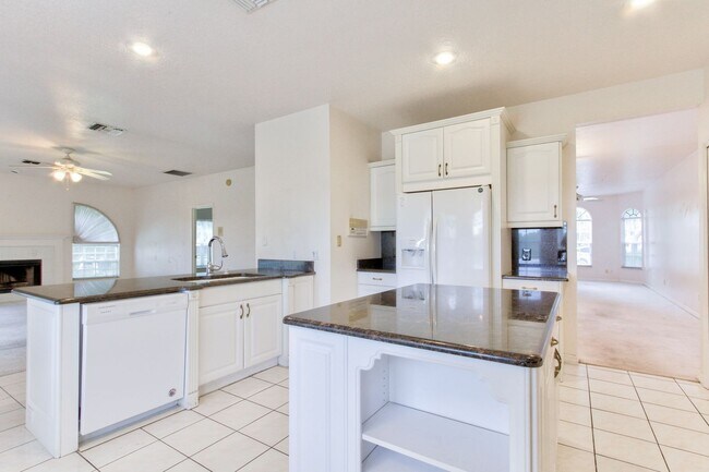 Building Photo - Beautiful Lake front home in West Kissimmee