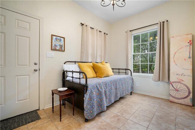 Building Photo - 158 S Cedar St