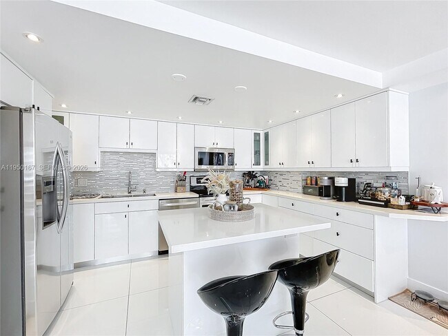 Building Photo - 600 NE 36th St