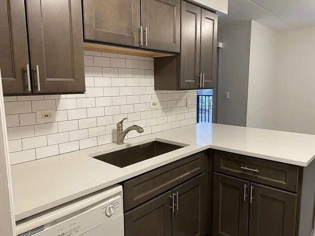 Building Photo - 819 E Miner St