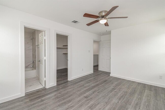 Building Photo - 7802 Crestview Dr