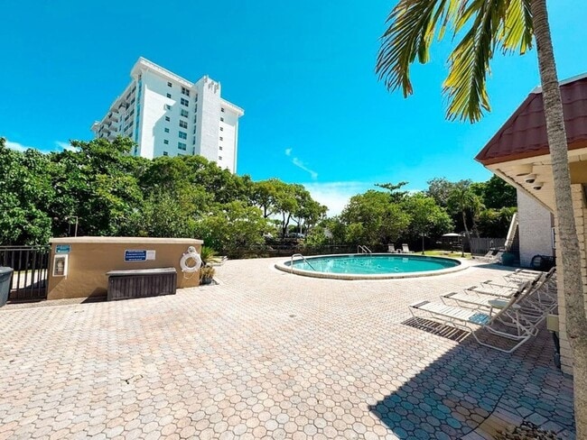 Building Photo - 12 NE 19th Ct