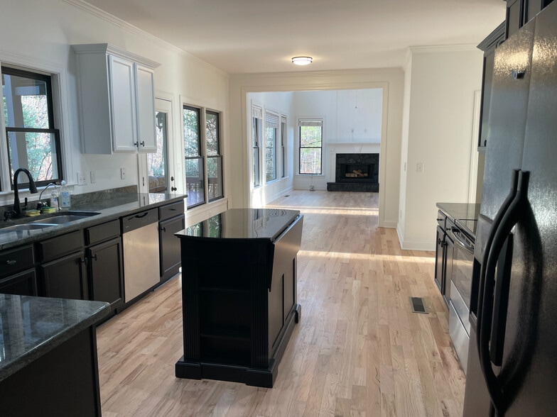 Building Photo - Room in House on Hillside Dr