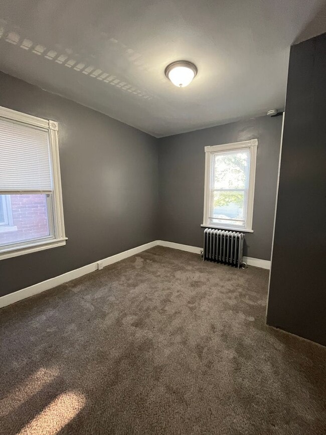 Building Photo - Charming three-bedroom row house available for rent in the desirable Nazareth