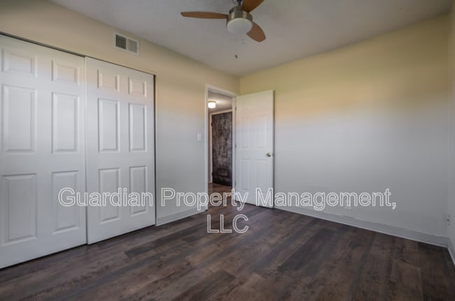 Building Photo - 518.5 W 8th St