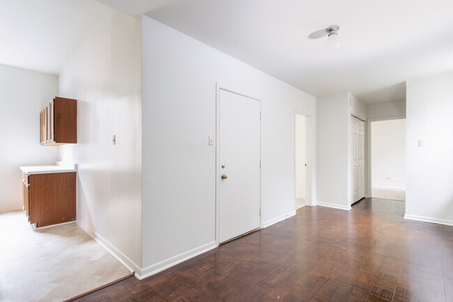 Hallway - 2128 W Evergreen Ave