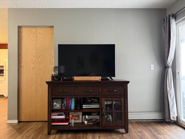 Building Photo - Century 21 Gold Rush - 2 Bed / 1 Bath Condo – West Fairbanks