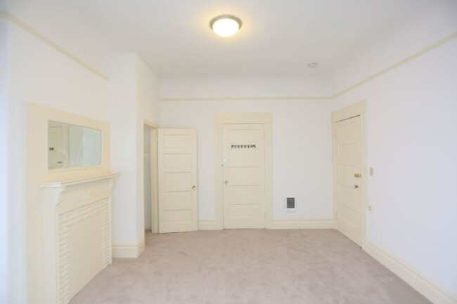 Building Photo - Full Flat with Carpet Floors, Ornamental F...