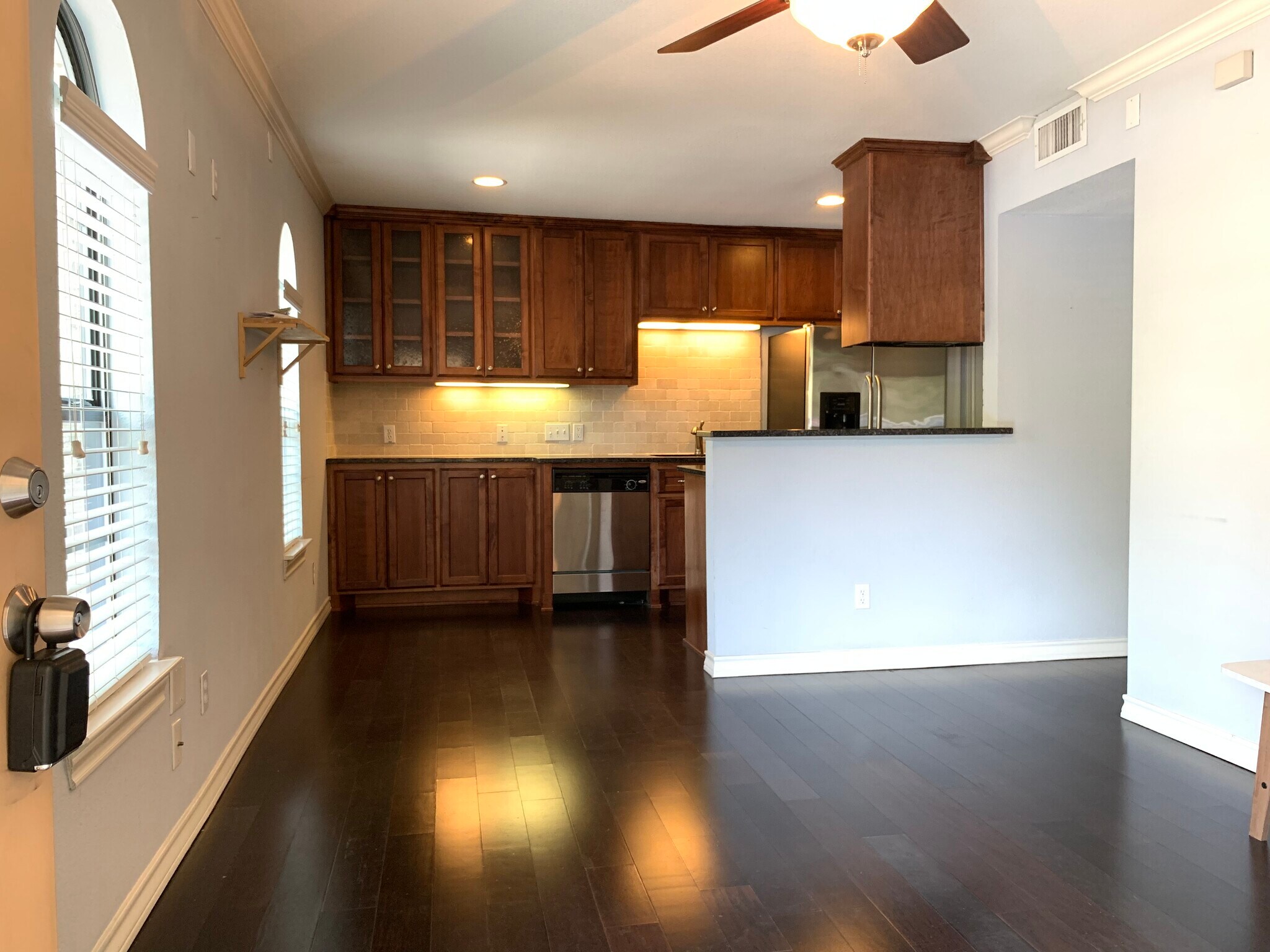 1x1 condo with harwood floors located in Hyde Park historic district. - 407 E 45th St #116