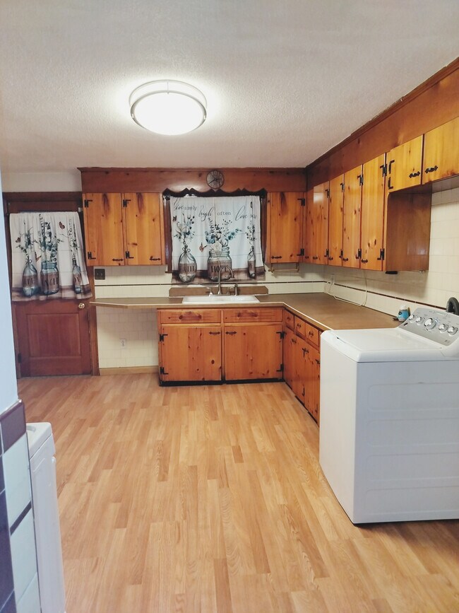 Primary Photo - 128 Fanning St