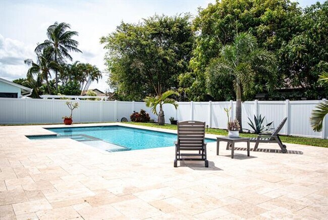 Building Photo - 5432 Sandhurst Cir S