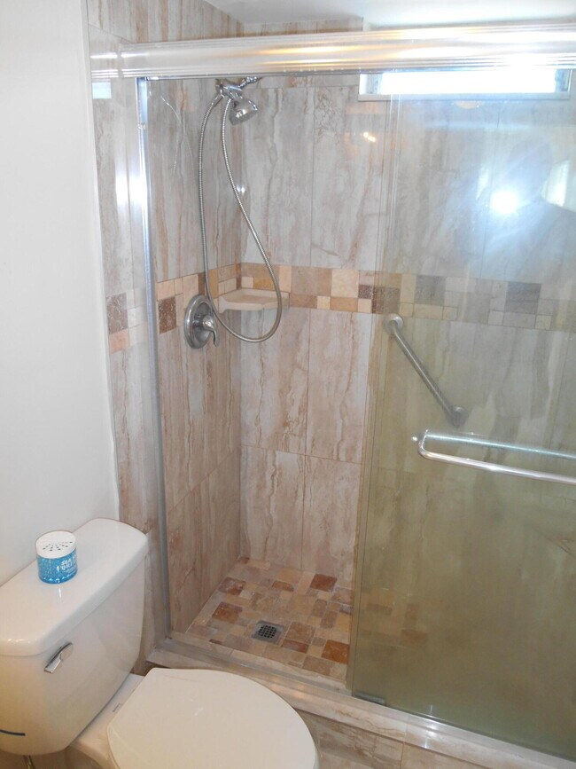 Building Photo - 2615 NE 1st Ct