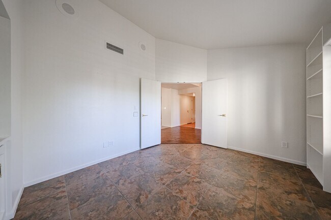 Building Photo - Scottsdale Country Club Living!