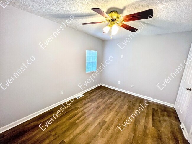 Building Photo - 8134 Douglas Ave