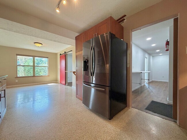 Building Photo - 7103 Twin Crest Dr