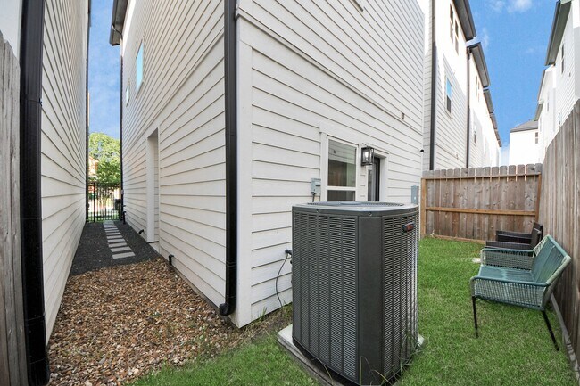Building Photo - 4806 Cochran St
