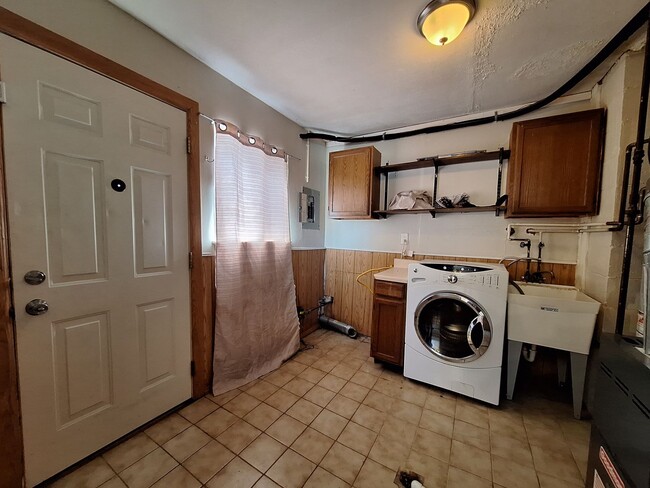 Building Photo - Your next Home!!!  Charming Three Bedroom in Roseville