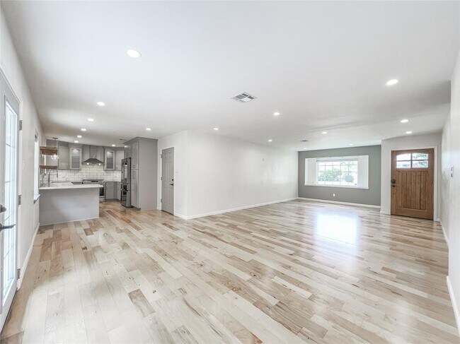 Building Photo - 5923 Dawnridge Dr