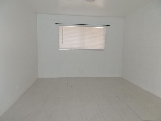 Building Photo - Cozy 1-Bed Condo in Las Vegas in Convenient Location