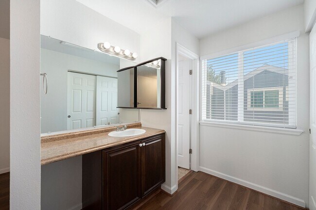 Building Photo - Loft Style Townhouse Available in Arvada!