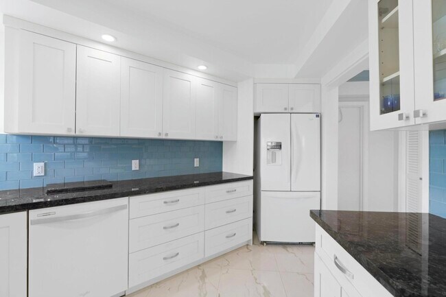Building Photo - 1057 Hillsboro Mile