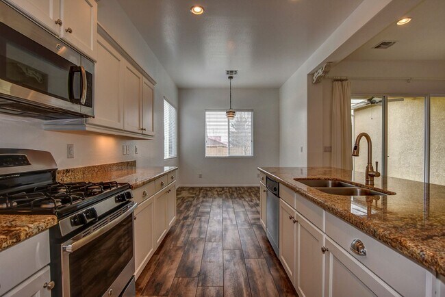 Building Photo - Beautiful 2 Bedroom with Den in Quailwood!