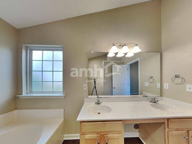 Building Photo - 6 Semmelrock Dr