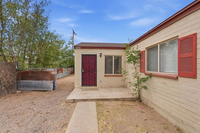 Building Photo - 2520 E Cameron Vista