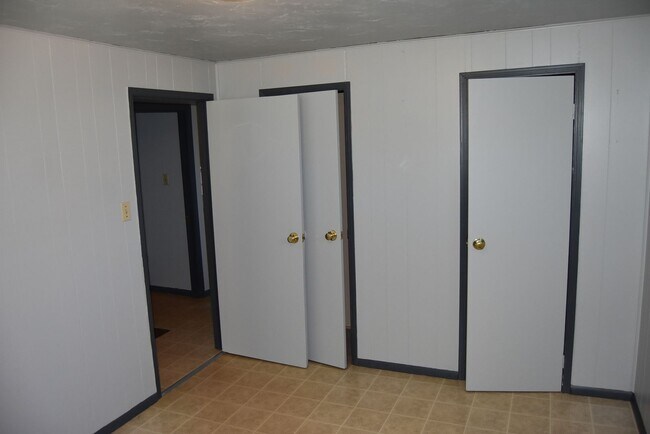 Building Photo - 2546 W Shoff