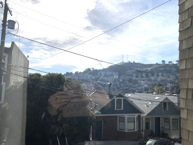 Building Photo - Elegant & Expansive Furnished 3 Bedroom/2 ...