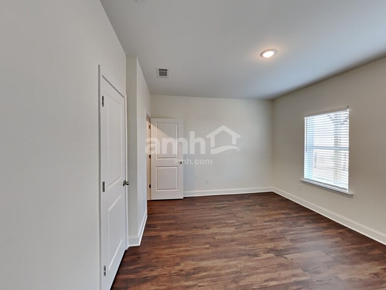 Building Photo - 3881 Chivalry Dr