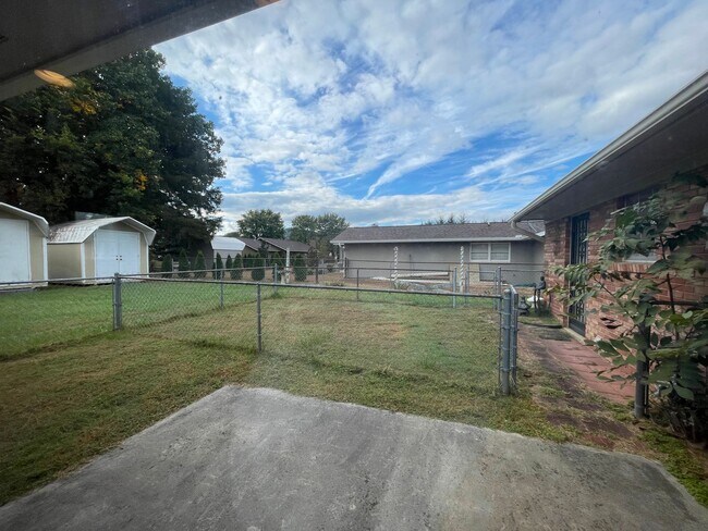 Building Photo - Large home in Pigeon Forge