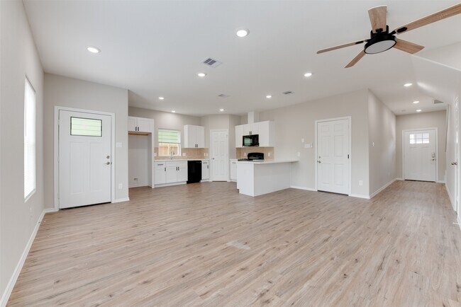 Building Photo - 8202 Homewood Ln