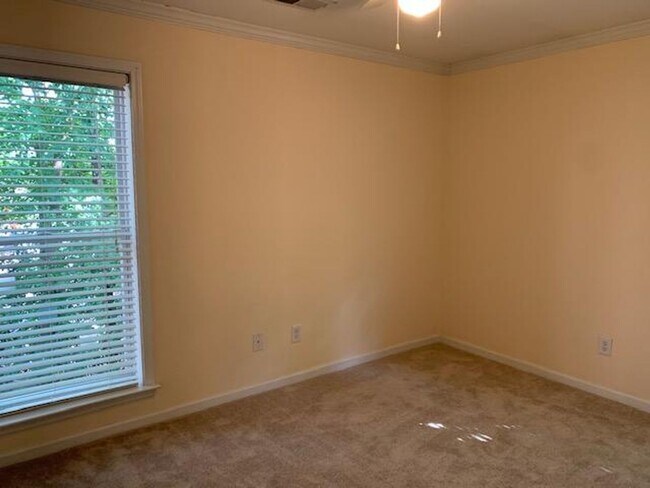 Building Photo - 2308 Myron Dr