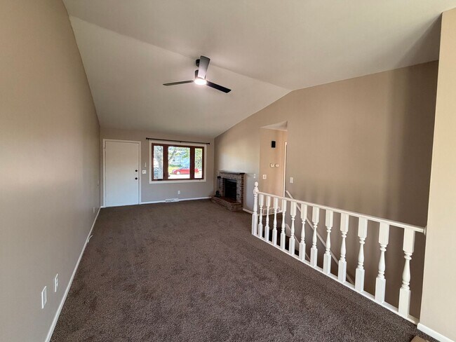 Building Photo - Rockford Schools! 4 Bedroom Duplex