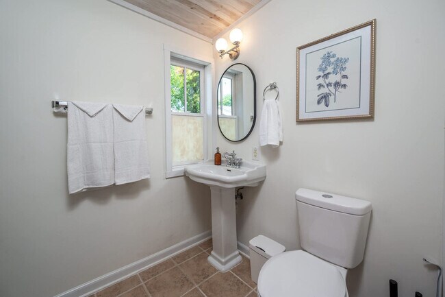 Building Photo - 500 W Rosemary St