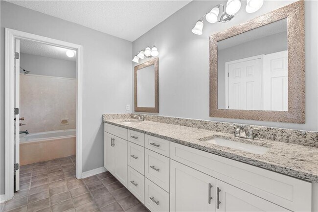 Building Photo - 408 Lakeview Dr W