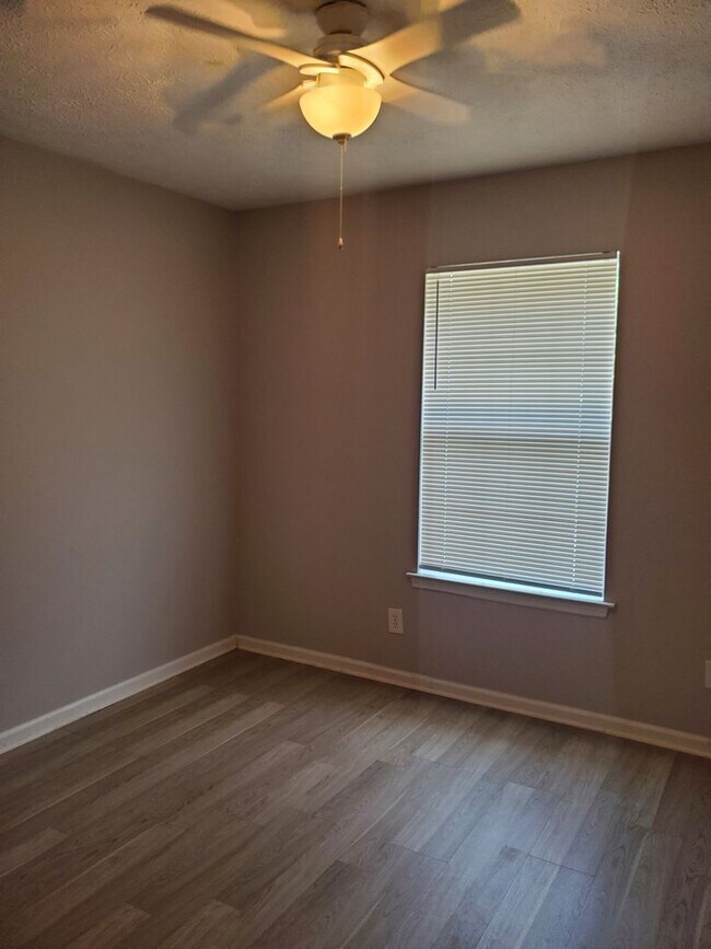 Building Photo - Cute 3 bedroom, 2 bath home located off of...