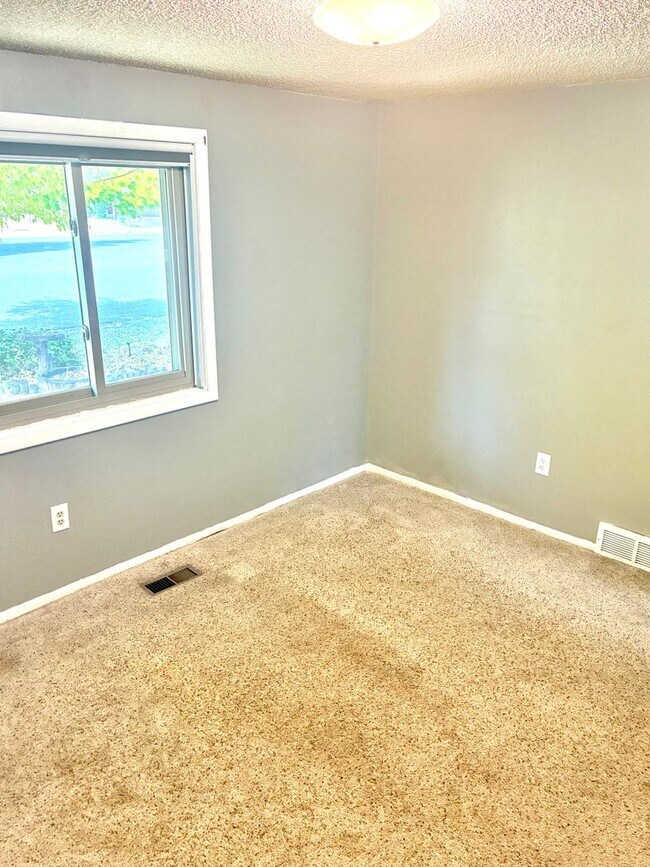 Building Photo - Beautiful open floorplan - 3 Bedroom/ 2 Ba...