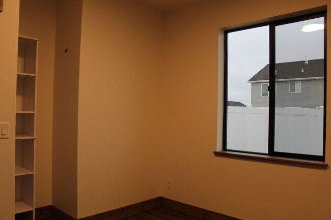 Building Photo - K573LI