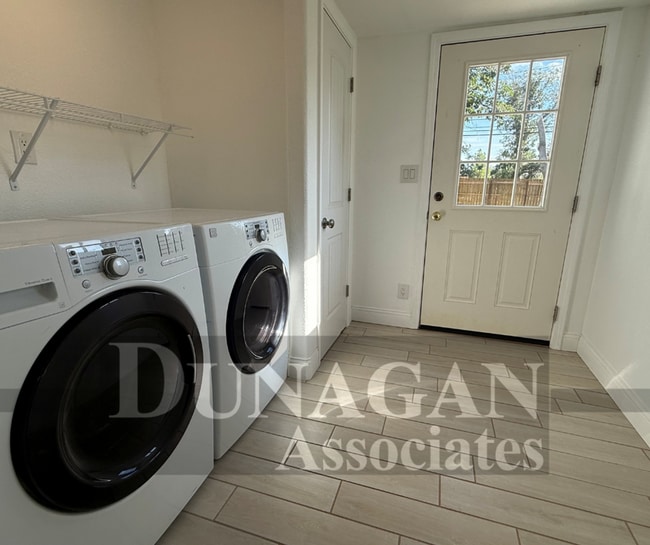 Building Photo - Charming 3 bed, 2 bath home - Newly remode...