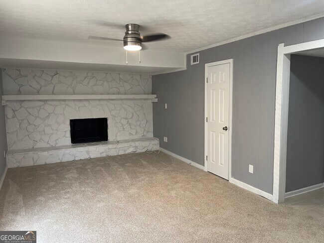 Building Photo - 235 Deerfield Dr