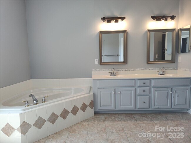 Building Photo - 9009 Hammersley Dr