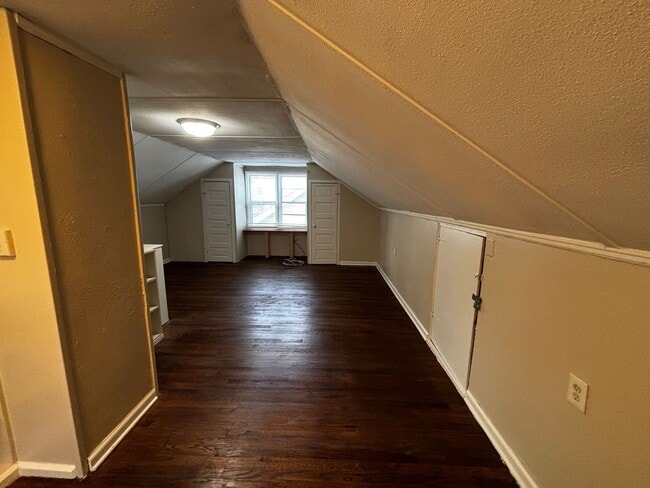 Building Photo - 3 bed 2 bath bungalow
