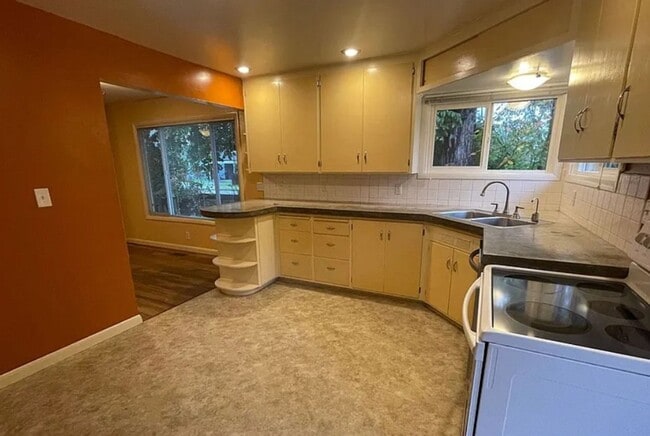 Building Photo - Charming 2 bedroom/1 bath Walking distance...