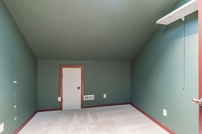Building Photo - Hyland Hills 5 Bedroom Gem