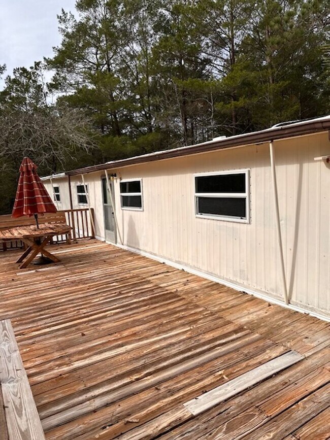 Building Photo - Charming Lakeside Home 4 Bedroom/2 Bath