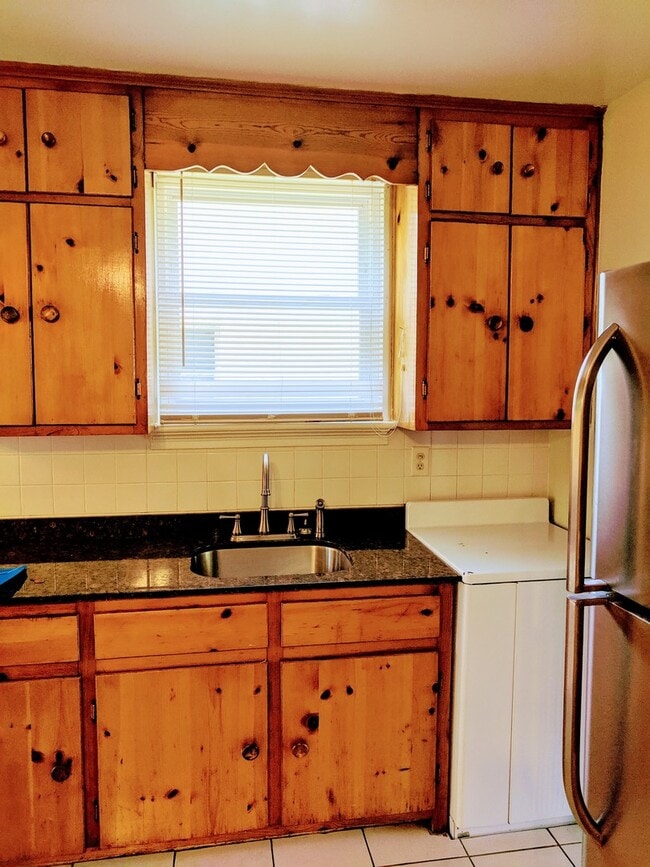 Building Photo - Spacious 3bdrm/2bth Home Located in a Well Established Neighborhood in Richmond's West End  Conve...